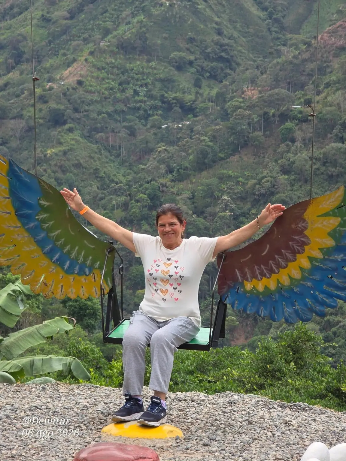 Viajera disfrutando una experiencia de naturaleza