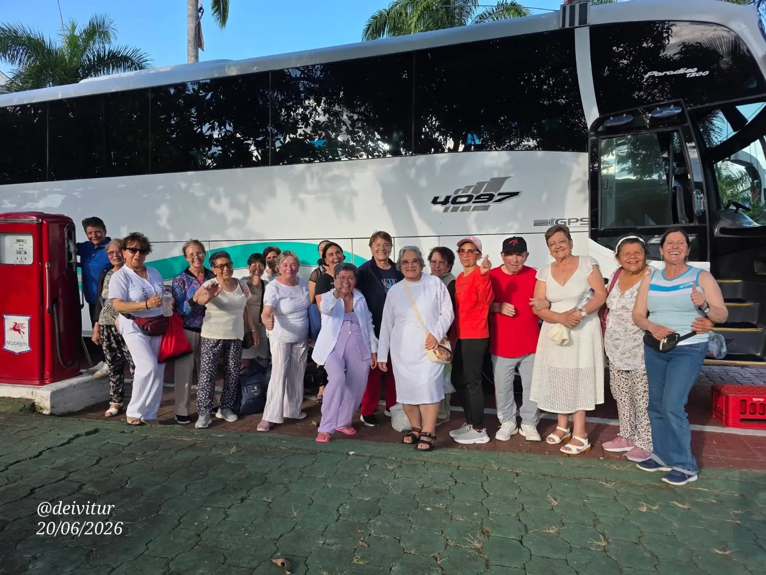 Grupo de viajeros junto al bus