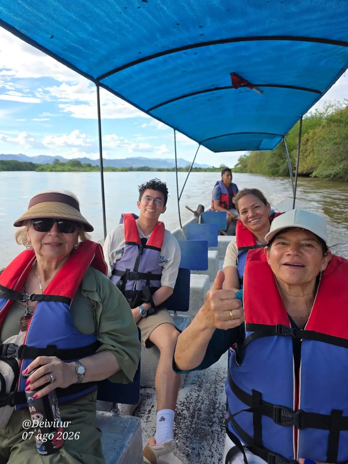 Grupo en recorrido fluvial con chalecos salvavidas